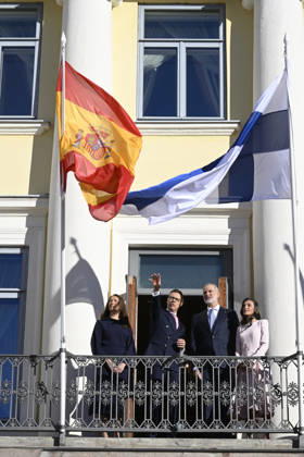 LKS 20261006 King Felipe and Queen Letizia (R) of Spain and President Alexander Stubb of Finland and his wife Suzanne Innes-Stubb (L) during the welcoming ceremony in front of the Presidential Palace in Helsinki, Finland, on October 6, 2026. King Felipe and Queen Letizia are on a two-day state visit to Finland. - MARKKU ULANDER Helsinki Finland Copyright: xMarkkuxUlanderx FJXEZbiOO2g