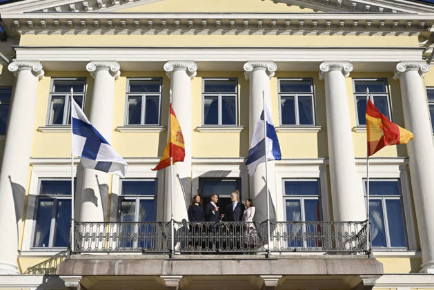 LKS 20261006 King Felipe and Queen Letizia (R) of Spain and President Alexander Stubb of Finland and his wife Suzanne Innes-Stubb (L) during the welcoming ceremony in front of the Presidential Palace in Helsinki, Finland, on October 6, 2026. King Felipe and Queen Letizia are on a two-day state visit to Finland. - MARKKU ULANDER Helsinki Finland Copyright: xMarkkuxUlanderx nbXL-LWRkXc