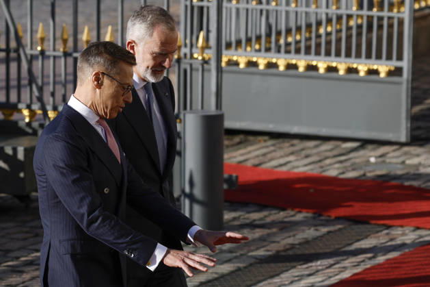 King of Spain Felipe VI (R) and and Finnish President Alexander Stubb (L) upon their arrival at the Presidential Palace for the welcome ceremony as part of the Spanish king and queen s state visit to Finland in Helsinki, Finland, 06 October 2026. Spanish King and Queen visit Finland !ACHTUNG: NUR REDAKTIONELLE NUTZUNG! Copyright: xJ.J.xGuillénx GRAF718 20261006-55021600050_1