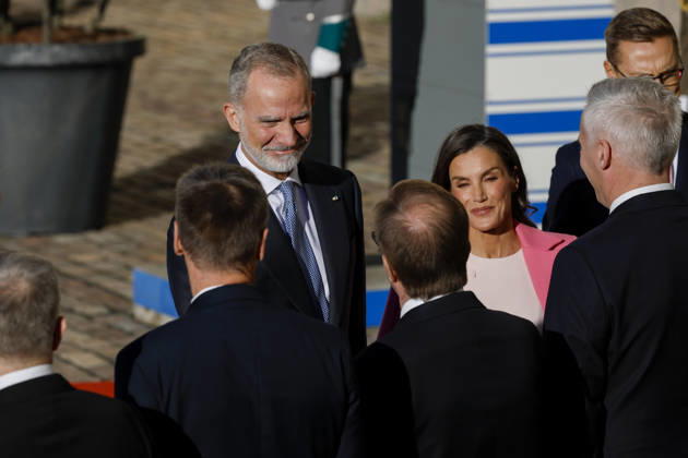 King and queen of Spain Felipe VI (L) and Letizia (R), upon their arrival at the Presidential Palace for the welcome ceremony as part of the Spanish king and queen s state visit to Finland in Helsinki, Finland, 06 October 2026. Spanish King and Queen visit Finland !ACHTUNG: NUR REDAKTIONELLE NUTZUNG!  Copyright: xJ.J.xGuillénx GRAF701 20261006-55021600069_1