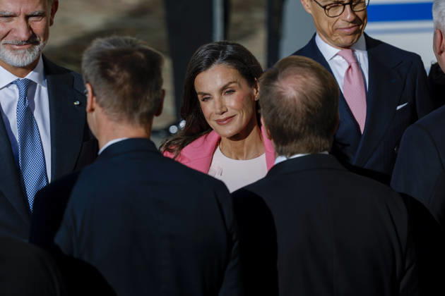 King and queen of Spain Felipe VI (L) and Letizia (C), upon their arrival at the Presidential Palace for the welcome ceremony as part of the Spanish king and queen s state visit to Finland in Helsinki, Finland, 06 October 2026. Spanish King and Queen visit Finland !ACHTUNG: NUR REDAKTIONELLE NUTZUNG! Copyright: xJ.J.xGuillénx GRAF702 20261006-55021600072_1