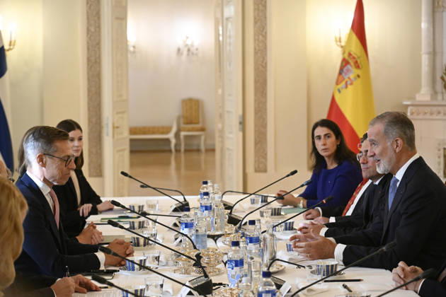 LKS 20261006 King Felipe (R) of Spain and President Alexander Stubb of Finland (L) and their delegations sit for a meeing at the Presidential Palace in Helsinki, Finland, on October 6, 2026. King Felipe and Queen Letizia are on a two-day state visit to Finland. - MARKKU ULANDER Helsinki Finland  Copyright: xMarkkuxUlanderx q6kU3dmchhk