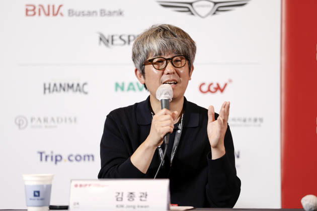 The Table: Day and Night cast at Busan International Film Festival South Korean film director Kim Jong-kwan speaks during a press conference for The Table: Day and Night, the opening film of the 31st Busan International Film Festival (BIFF), at the Busan Cinema Center in Busan, South Korea, on October 06, 2026. Busan South Korea Copyright: xMatrixxImages JungxUi-Chelx