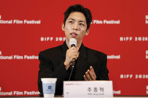The Table: Day and Night cast at Busan International Film Festival South Korean actor Joo Jong-hyuk speaks during a press conference for The Table: Day and Night, the opening film of the 31st Busan International Film Festival (BIFF), at the Busan Cinema Center in Busan, South Korea, on October 06, 2026. Busan South Korea Copyright: xMatrixxImages JungxUi-Chelx