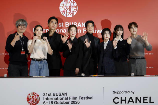 The Table: Day and Night cast at Busan International Film Festival (L-R) Director Kim Jong-kwan, actors Kim Min-ha, Joo Jong-hyuk, Han Sun-hwa, Chang Ryul, Shim Eun-kyung, Jeon So-young, and Kim Dong-hwi pose for photographs during a press conference for The Table: Day and Night, the opening film of the 31st Busan International Film Festival (BIFF), at the Busan Cinema Center in Busan, South Korea, on October 06, 2026. Busan South Korea Copyright: xMatrixxImages JungxUi-Chelx
