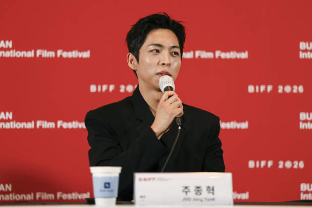 The Table: Day and Night cast at Busan International Film Festival South Korean actor Joo Jong-hyuk speaks during a press conference for The Table: Day and Night, the opening film of the 31st Busan International Film Festival (BIFF), at the Busan Cinema Center in Busan, South Korea, on October 06, 2026. Busan South Korea Copyright: xMatrixxImages JungxUi-Chelx