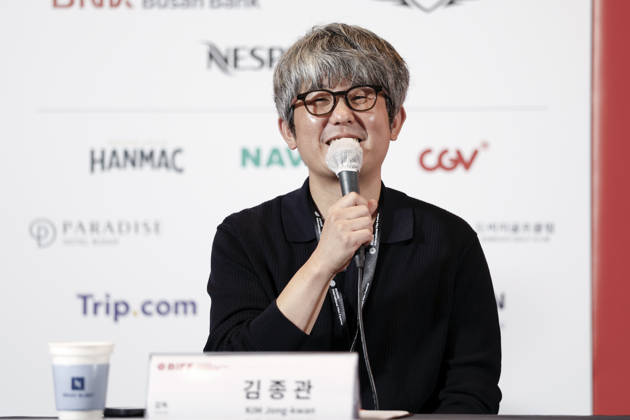 The Table: Day and Night cast at Busan International Film Festival South Korean film director Kim Jong-kwan speaks during a press conference for The Table: Day and Night, the opening film of the 31st Busan International Film Festival (BIFF), at the Busan Cinema Center in Busan, South Korea, on October 06, 2026. Busan South Korea Copyright: xMatrixxImages JungxUi-Chelx