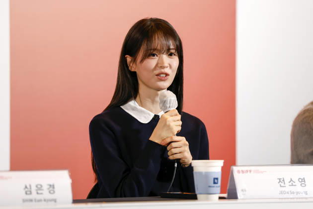The Table: Day and Night cast at Busan International Film Festival South Korean actor Jeon So-young speaks during a press conference for The Table: Day and Night, the opening film of the 31st Busan International Film Festival (BIFF), at the Busan Cinema Center in Busan, South Korea, on October 06, 2026. Busan South Korea Copyright: xMatrixxImages JungxUi-Chelx