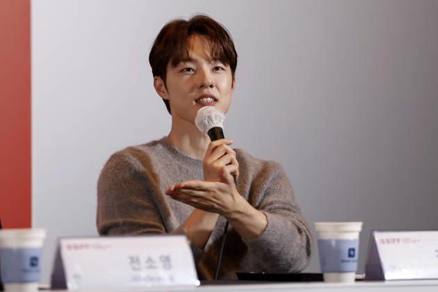 The Table: Day and Night cast at Busan International Film Festival South Korean actor Kim Dong-hwi speaks during a press conference for The Table: Day and Night, the opening film of the 31st Busan International Film Festival (BIFF), at the Busan Cinema Center in Busan, South Korea, on October 06, 2026. Busan South Korea Copyright: xMatrixxImages JungxUi-Chelx