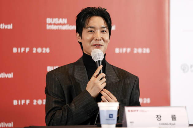 The Table: Day and Night cast at Busan International Film Festival South Korean actor Chang Ryul speaks during a press conference for The Table: Day and Night, the opening film of the 31st Busan International Film Festival (BIFF), at the Busan Cinema Center in Busan, South Korea, on October 06, 2026. Busan South Korea Copyright: xMatrixxImages JungxUi-Chelx