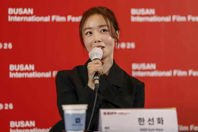 The Table: Day and Night cast at Busan International Film Festival South Korean actor Han Sun-hwa speaks during a press conference for The Table: Day and Night, the opening film of the 31st Busan International Film Festival (BIFF), at the Busan Cinema Center in Busan, South Korea, on October 06, 2026. Busan South Korea Copyright: xMatrixxImages JungxUi-Chelx