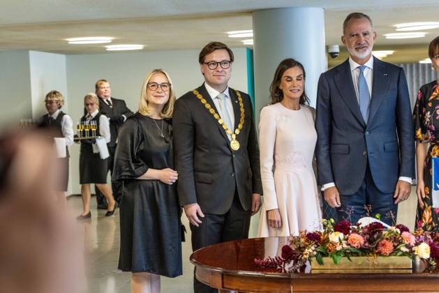 October 6, 2026, Helsinki, Uusimaa, Finland: Helsingin pormestarin puoliso (vasemmalla), Helsingin pormestari Daniel Sazonov, Espanjan kuningatar Letizia ja kuningas Felipe VI poseeraavat kameroille Helsingin kaupungintalolla Espanjan kuningasparin valtiovierailun yhteydessa. Helsinki Finland - ZUMAt172 20261006_zip_t172_041 Copyright: xJosexTabaresx
