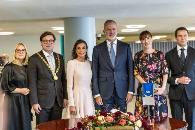 October 6, 2026, Helsinki, Uusimaa, Finland: Helsingin pormestarin puoliso (vasemmalla), Helsingin pormestari Daniel Sazonov, Espanjan kuningatar Letizia ja kuningas Felipe VI poseeraavat kameroille Helsingin kaupungintalolla Espanjan kuningasparin valtiovierailun yhteydessa. Helsinki Finland - ZUMAt172 20261006_zip_t172_043 Copyright: xJosexTabaresx