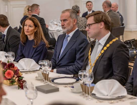 October 6, 2026, Helsinki, Uusimaa, Finland: Suomen presidentin puoliso Suzanne Innes-Stubb (vasemmalla), Espanjan kuningas Felipe VI (keskella) ja Helsingin pormestari Daniel Sazonov (oikealla) istuvat Helsingin kaupungin jarjestamalla virallisella lounaalla Helsingin kaupungintalolla Espanjan kuningasparin valtiovierailun yhteydessa. Helsinki Finland - ZUMAt172 20261006_zip_t172_045 Copyright: xJosexTabaresx