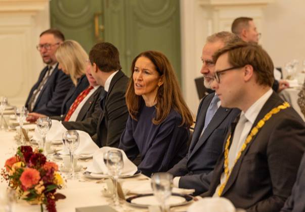 October 6, 2026, Helsinki, Uusimaa, Finland: Suomen presidentin puoliso Suzanne Innes-Stubb (vasemmalla), Espanjan kuningas Felipe VI (keskella) ja Helsingin pormestari Daniel Sazonov (oikealla) istuvat Helsingin kaupungin jarjestamalla virallisella lounaalla Helsingin kaupungintalolla Espanjan kuningasparin valtiovierailun yhteydessa. Helsinki Finland - ZUMAt172 20261006_zip_t172_046 Copyright: xJosexTabaresx