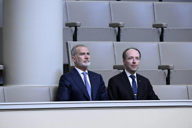 Spain s King Felipe (L) is seen with Speaker of the Finnish Parliament Jussi Halla-aho in the gallery of the parliament as he follows a plenary session in Helsinki, Finland, on October 6, 2026. Spain s King Felipe and Queen Letizia are on a two-day state visit to Finland. - HEIKKI SAUKKOMAA Helsinki Finland Copyright: xHeikkixSaukkomaax fzDsHpOim0w