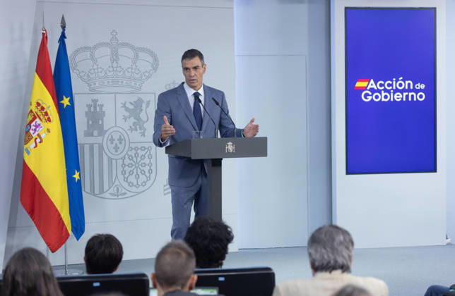 Sánchez Addresses the Press After the Cabinet Meeting Prime Minister Pedro Sánchez during a press conference following the Cabinet meeting at the Moncloa Palace on October 6, 2026, in Madrid, Spain. The Council of Ministers has once again approved the housing decrees, with some changes, which were rejected by Congress last Friday, October 2. The government’s plan is that, after Parliament is dissolved, these decrees will be voted on by the Permanent Deputation, where it could secure the majority needed to pass them. OCTOBER 6, 2026, Madrid, Madrid, Spain Copyright: xEduardoxParrax 7824275
