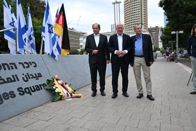 Berlin mayor joins October 7 memorial in Tel Aviv TEL AVIV, ISRAEL, OCTOBER 6, 2026: Tel Aviv-Yafo Mayor Ron Huldai, Berlin Governing Mayor Kai Wegner and German Ambassador to Israel Alexander Graf Lambsdorff lay a memorial wreath at Hostages Square in Tel Aviv ahead of the third anniversary of the October 7, 2023 attacks. Wegner is visiting Israel from October 6 to 8 for meetings and commemorative events aimed at strengthening ties between Berlin and Tel Aviv. TEL AVIV Israel Copyright: x xPaulinaxPatimerx xJNAxPressx