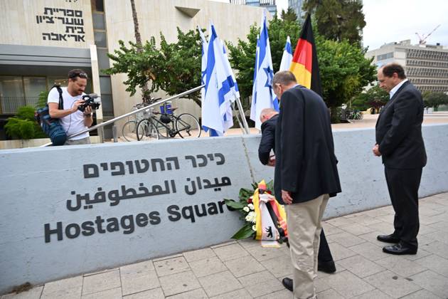 Berlin mayor joins October 7 memorial in Tel Aviv TEL AVIV, ISRAEL, OCTOBER 6, 2026: Tel Aviv-Yafo Mayor Ron Huldai, Berlin Governing Mayor Kai Wegner and German Ambassador to Israel Alexander Graf Lambsdorff lay a memorial wreath at Hostages Square in Tel Aviv ahead of the third anniversary of the October 7, 2023 attacks. Wegner is visiting Israel from October 6 to 8 for meetings and commemorative events aimed at strengthening ties between Berlin and Tel Aviv. TEL AVIV Israel Copyright: x xPaulinaxPatimerx xJNAxPressx