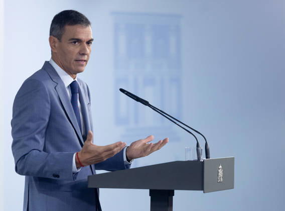 Sánchez Addresses the Press After the Cabinet Meeting Prime Minister Pedro Sánchez during a press conference following the Cabinet meeting at the Moncloa Palace on October 6, 2026, in Madrid, Spain. The Council of Ministers has once again approved the housing decrees, with some changes, which were rejected by Congress last Friday, October 2. The government’s plan is that, after Parliament is dissolved, these decrees will be voted on by the Permanent Deputation, where it could secure the majority needed to pass them. OCTOBER 6, 2026, Madrid, Madrid, Spain Copyright: xEduardoxParrax 7824277