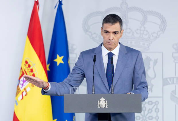 Sánchez Addresses the Press After the Cabinet Meeting Prime Minister Pedro Sánchez during a press conference following the Cabinet meeting at the Moncloa Palace on October 6, 2026, in Madrid, Spain. The Council of Ministers has once again approved the housing decrees, with some changes, which were rejected by Congress last Friday, October 2. The government’s plan is that, after Parliament is dissolved, these decrees will be voted on by the Permanent Deputation, where it could secure the majority needed to pass them. OCTOBER 6, 2026, Madrid, Madrid, Spain Copyright: xEduardoxParrax 7824329