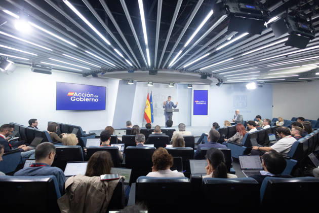 Sánchez Addresses the Press After the Cabinet Meeting Prime Minister Pedro Sánchez during a press conference following the Cabinet meeting at the Moncloa Palace on October 6, 2026, in Madrid, Spain. The Council of Ministers has once again approved the housing decrees, with some changes, which were rejected by Congress last Friday, October 2. The government’s plan is that, after Parliament is dissolved, these decrees will be voted on by the Permanent Deputation, where it could secure the majority needed to pass them. OCTOBER 6, 2026, Madrid, Madrid, Spain Copyright: xEduardoxParrax 7824334