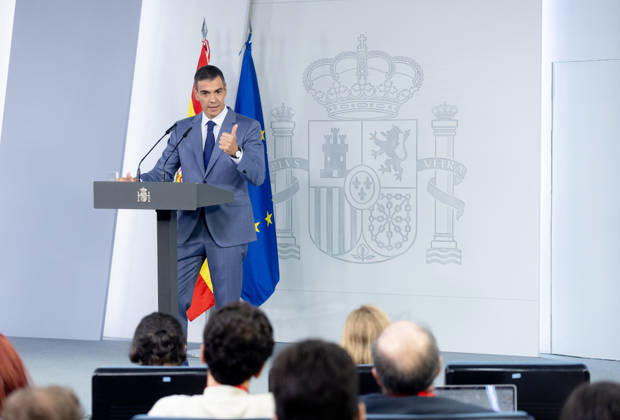 Sánchez Addresses the Press After the Council of Ministers Meeting Prime Minister Pedro Sánchez during a press conference following the Council of Ministers meeting at the Moncloa Palace on October 6, 2026, in Madrid, Spain. The Council of Ministers has once again approved the housing decrees, with some changes, which were rejected by Congress last Friday, October 2. The government’s plan is that, after Parliament is dissolved, these decrees will be voted on by the Permanent Deputation, where it could secure the majority needed to pass them. OCTOBER 6, 2026, Madrid, Madrid, Spain  Copyright: xEduardoxParrax 7824332