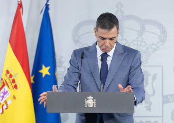 Sánchez Addresses the Press After the Cabinet Meeting Prime Minister Pedro Sánchez during a press conference following the Cabinet meeting at the Moncloa Palace on October 6, 2026, in Madrid, Spain. The Council of Ministers has once again approved the housing decrees, with some changes, which were rejected by Congress last Friday, October 2. The government’s plan is that, after Parliament is dissolved, these decrees will be voted on by the Permanent Deputation, where it could secure the majority needed to pass them. OCTOBER 6, 2026, Madrid, Madrid, Spain Copyright: xEduardoxParrax 7824362