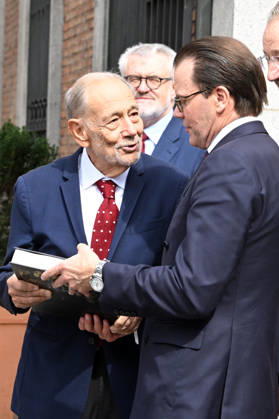 The Prado Museum reopens the Queen Christina Sculpture Gallery with a visit from Prince Daniel of Sweden. The president of the Royal Board of Trustees of the Prado Museum, Javier Solana, presents a book to Prince Daniel of Sweden at the museum on the occasion of the reopening of the Queen Christina Sculpture Gallery on October 6, 2026, in Madrid, Spain. CELEBRITIES PRADO MUSEUM ROYALTY PRINCE José Madrid Madrid, Spain Copyright: xJosà xOlivax 7824410