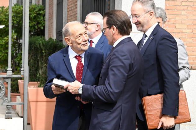 The Prado Museum reopens the Queen Christina Sculpture Gallery with a visit from Prince Daniel of Sweden. The president of the Royal Board of Trustees of the Prado Museum, Javier Solana, presents a book to Prince Daniel of Sweden at the museum on the occasion of the reopening of the Queen Christina Sculpture Gallery on October 6, 2026, in Madrid, Spain. CELEBRITIES PRADO MUSEUM ROYALTY PRINCE José Madrid Madrid Spain Copyright: xJosà xOlivax 7824411
