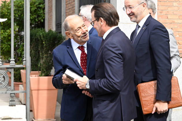 The Prado Museum reopens the Queen Christina Sculpture Gallery with a visit from Prince Daniel of Sweden. The president of the Royal Board of Trustees of the Prado Museum, Javier Solana, presents a book to Prince Daniel of Sweden at the museum on the occasion of the reopening of the Queen Christina Sculpture Gallery on October 6, 2026, in Madrid, Spain. CELEBRITIES PRADO MUSEUM ROYALTY PRINCE José Madrid Madrid Spain Copyright: xJosà xOlivax 7824412