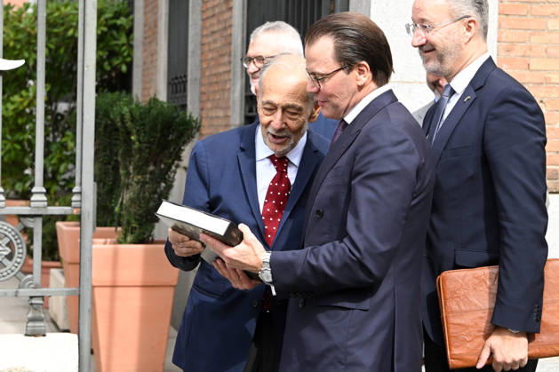 The Prado Museum reopens the Queen Christina Sculpture Gallery with a visit from Prince Daniel of Sweden. The president of the Royal Board of Trustees of the Prado Museum, Javier Solana, presents a book to Prince Daniel of Sweden at the museum on the occasion of the reopening of the Queen Christina Sculpture Gallery on October 6, 2026, in Madrid, Spain. CELEBRITIES PRADO MUSEUM ROYALTY PRINCE José Madrid Madrid Spain Copyright: xJosà xOlivax 7824413