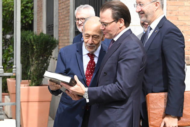 The Prado Museum reopens the Queen Christina Sculpture Gallery with a visit from Prince Daniel of Sweden. The president of the Royal Board of Trustees of the Prado Museum, Javier Solana, presents a book to Prince Daniel of Sweden at the museum on the occasion of the reopening of the Queen Christina Sculpture Gallery on October 6, 2026, in Madrid, Spain. CELEBRITIES PRADO MUSEUM ROYALTY PRINCE José Madrid Madrid Spain Copyright: xJosà xOlivax 7824414