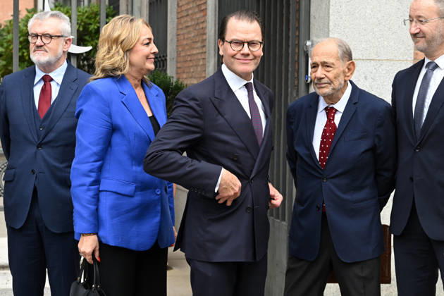 The Prado Museum reopens the Queen Christina Sculpture Gallery with a visit from Prince Daniel of Sweden. Prince Daniel of Sweden (3rd from left) and Javier Solana (2nd from left) pose for the media upon their arrival at the museum ahead of the reopening of the Queen Christina Sculpture Gallery, on October 6, 2026, in Madrid, Spain. CELEBRITIES PRADO MUSEUM ROYALTY PRINCE José Madrid Madrid Spain Copyright: xJosà xOlivax 7824425
