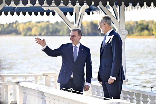 LKS 20261006 Finnish Prime Minister Petteri Orpo (L) shows Spain s King Felipe around the grounds of the Prime Minister s official residence Kesäranta in Helsinki, Finland, on October 6, 2026. Spain s King Felipe and Queen Letizia are on a two-day state visit to Finland. - RONI REKOMAA Helsinki Finland Copyright: xRonixRekomaax AMzkGrU_iVE