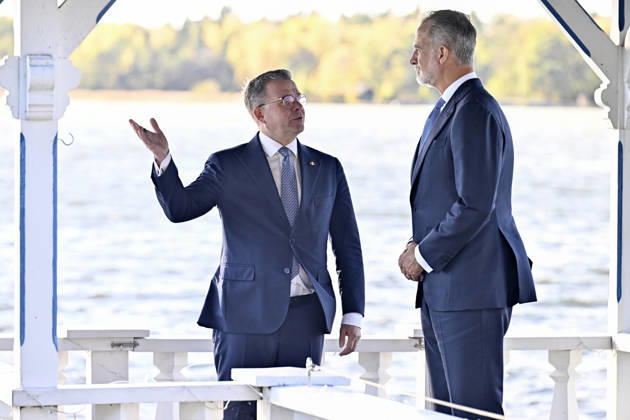 Finnish Prime Minister Petteri Orpo (L) shows Spain s King Felipe around the grounds of the Prime Minister s official residence Kesäranta in Helsinki, Finland, on October 6, 2026. Spain s King Felipe and Queen Letizia are on a two-day state visit to Finland. - RONI REKOMAA Helsinki Finland  Copyright: xRonixRekomaax TJr_ag3e-Ts