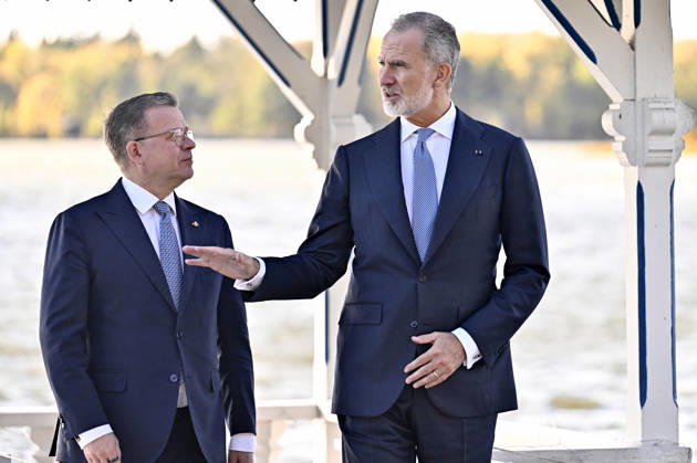 LKS 20261006 Finnish Prime Minister Petteri Orpo (L) shows Spain s King Felipe around the grounds of the Prime Minister s official residence Kesäranta in Helsinki, Finland, on October 6, 2026. Spain s King Felipe and Queen Letizia are on a two-day state visit to Finland. - RONI REKOMAA Helsinki Finland Copyright: xRonixRekomaax 3jcMQhQ5i8A