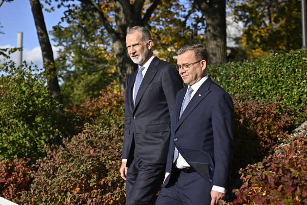 LKS 20261006 Finnish Prime Minister Petteri Orpo (R) shows Spain s King Felipe around the grounds of the Prime Minister s official residence Kesäranta in Helsinki, Finland, on October 6, 2026. Spain s King Felipe and Queen Letizia are on a two-day state visit to Finland. - RONI REKOMAA Helsinki Finland  Copyright: xRonixRekomaax pB90CM2KPf0