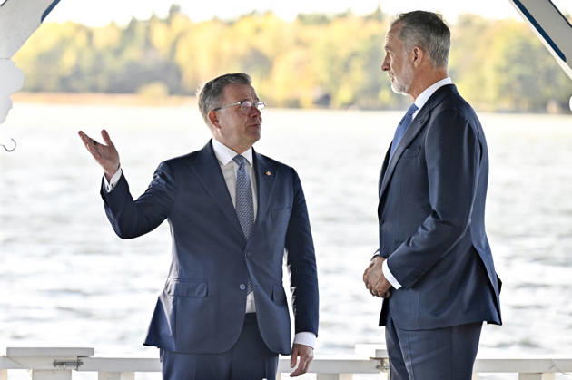 Finnish Prime Minister Petteri Orpo (L) shows Spain s King Felipe around the grounds of the Prime Minister s official residence Kesäranta in Helsinki, Finland, on October 6, 2026. Spain s King Felipe and Queen Letizia are on a two-day state visit to Finland. - RONI REKOMAA Helsinki Finland  Copyright: xRonixRekomaax SakowS_Wu2A