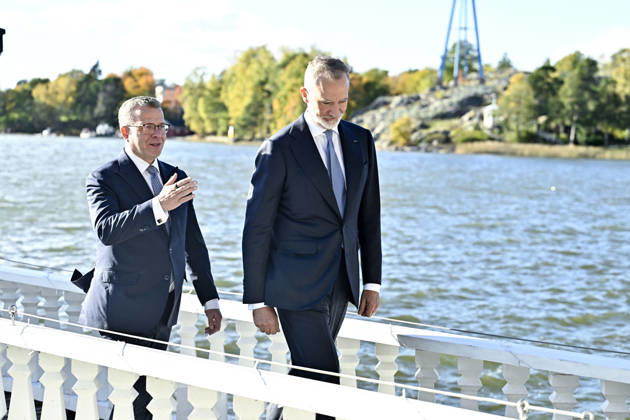 Finnish Prime Minister Petteri Orpo (L) shows Spain s King Felipe around the grounds of the Prime Minister s official residence Kesäranta in Helsinki, Finland, on October 6, 2026. Spain s King Felipe and Queen Letizia are on a two-day state visit to Finland. - RONI REKOMAA Helsinki Finland  Copyright: xRonixRekomaax mUzLfAt7YkU