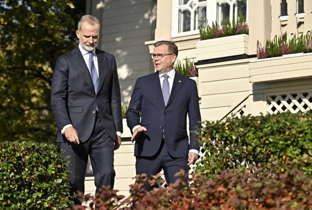 LKS 20261006 Finnish Prime Minister Petteri Orpo (R) shows Spain s King Felipe around the grounds of the Prime Minister s official residence Kesäranta in Helsinki, Finland, on October 6, 2026. Spain s King Felipe and Queen Letizia are on a two-day state visit to Finland. - RONI REKOMAA Helsinki Finland  Copyright: xRonixRekomaax G74Q3tHTA1o