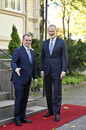 LKS 20261006 Finnish Prime Minister Petteri Orpo (L) welcomes Spain s King Felipe at the Prime Minister s official residence Kesäranta in Helsinki, Finland, on October 6, 2026. Spain s King Felipe and Queen Letizia are on a two-day state visit to Finland. - RONI REKOMAA Helsinki Finland Copyright: xRonixRekomaax h6K_aTHHTZY
