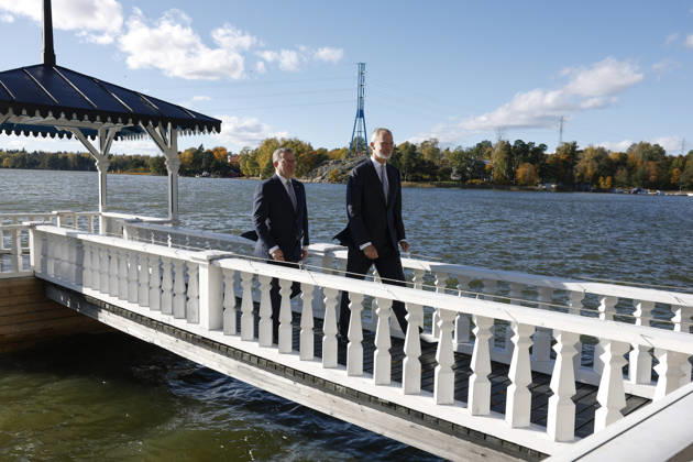 King of Spain Felipe VI (R) and Finnish Prime Minister Petteri Orpo (L) stroll through the backyard of the prime minister s official residence during a meeting, as part of the Spanish king and queen s state visit to Finland in Helsinki, Finland, 06 October 2026. Spanish King and Queen visit Finland !ACHTUNG: NUR REDAKTIONELLE NUTZUNG! Copyright: xJ.J.xGuillénx GRAF1172 20261006-55021603701_1