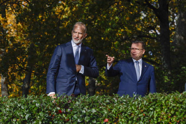 King of Spain Felipe VI (L) and Finnish Prime Minister Petteri Orpo (R) stroll through the backyard of the prime minister s official residence during a meeting, as part of the Spanish king and queen s state visit to Finland in Helsinki, Finland, 06 October 2026. Spanish King and Queen visit Finland !ACHTUNG: NUR REDAKTIONELLE NUTZUNG!  Copyright: xJ.J.xGuillénx GRAF1189 20261006-55021603716_1