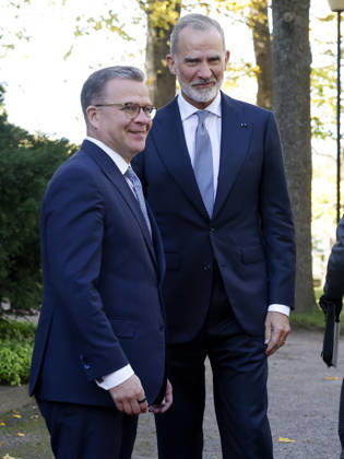 King of Spain Felipe VI (R) and Finnish Prime Minister Petteri Orpo (L) stroll through the backyard of the prime minister s official residence during a meeting, as part of the Spanish king and queen s state visit to Finland in Helsinki, Finland, 06 October 2026. Spanish King and Queen visit Finland !ACHTUNG: NUR REDAKTIONELLE NUTZUNG! Copyright: xJ.J.xGuillénx GRAF1176 20261006-55021603730_1