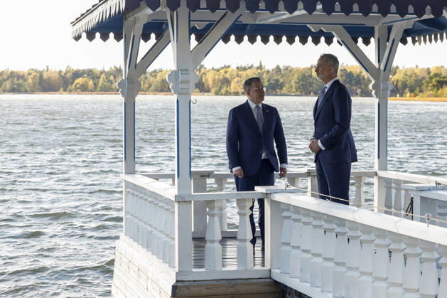 King of Spain Felipe VI (R) and Finnish Prime Minister Petteri Orpo (L) stroll through the backyard of the prime minister s official residence during a meeting, as part of the Spanish king and queen s state visit to Finland in Helsinki, Finland, 06 October 2026. Spanish King and Queen visit Finland !ACHTUNG: NUR REDAKTIONELLE NUTZUNG! Copyright: xJ.J.xGuillénx GRAF1190 20261006-55021603737_1