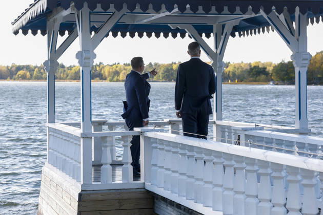 King of Spain Felipe VI (R) and Finnish Prime Minister Petteri Orpo (L) stroll through the backyard of the prime minister s official residence during a meeting, as part of the Spanish king and queen s state visit to Finland in Helsinki, Finland, 06 October 2026. Spanish King and Queen visit Finland !ACHTUNG: NUR REDAKTIONELLE NUTZUNG! Copyright: xJ.J.xGuillénx GRAF1174 20261006-55021603759_1