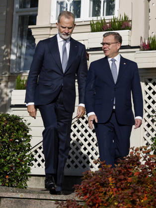 King of Spain Felipe VI (L) and Finnish Prime Minister Petteri Orpo (R) stroll through the backyard of the prime minister s official residence during a meeting, as part of the Spanish king and queen s state visit to Finland in Helsinki, Finland, 06 October 2026. Spanish King and Queen visit Finland !ACHTUNG: NUR REDAKTIONELLE NUTZUNG!  Copyright: xJ.J.xGuillénx GRAF1188 20261006-55021603771_1
