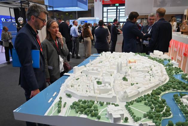 EXPO REAL 2026 is currently taking place at the Messe München exhibition grounds. It is Europe s largest international trade fair for real estate, investment, and infrastructure. Photo: Visitors are looking at a model at an exhibition booth.