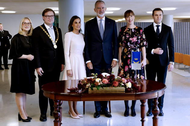 Spain s King Felipe VI (C-R) and Queen Letizia (C-L), pose for a family photo next to Mayor of Helsinki, Daniel Sazonov (2L), his partner Anita Westerholm (L); Chairwoman of the Helsinki City Council, Eveliina Heinaluoma (2R), and her partner Tuomas Immonen (R), at the City Hall during a luncheon hosted by the City of Helsinki held in the framework of he Spanish king and queen s state visit to Finland in Helsinki, Finland, 06 October 2026. Spanish King and Queen visit Finland !ACHTUNG: NUR REDAKTIONELLE NUTZUNG! Copyright: xJ.J.xGuillénx GRAF893 20261006-55021603821_1